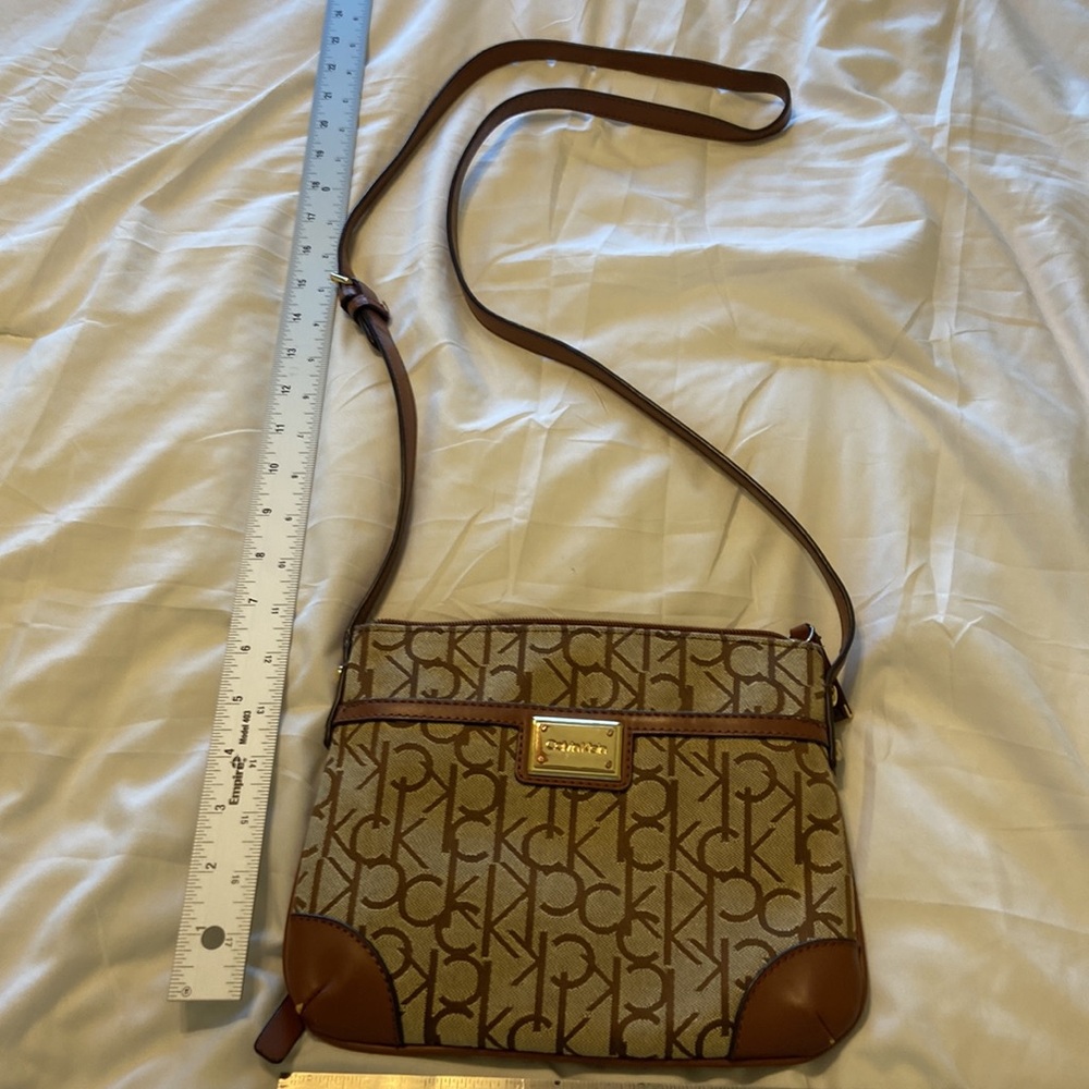 Calvin Klein Cross body Cavas Leather gold hardware gently pre loved great bag - Picture 8 of 9